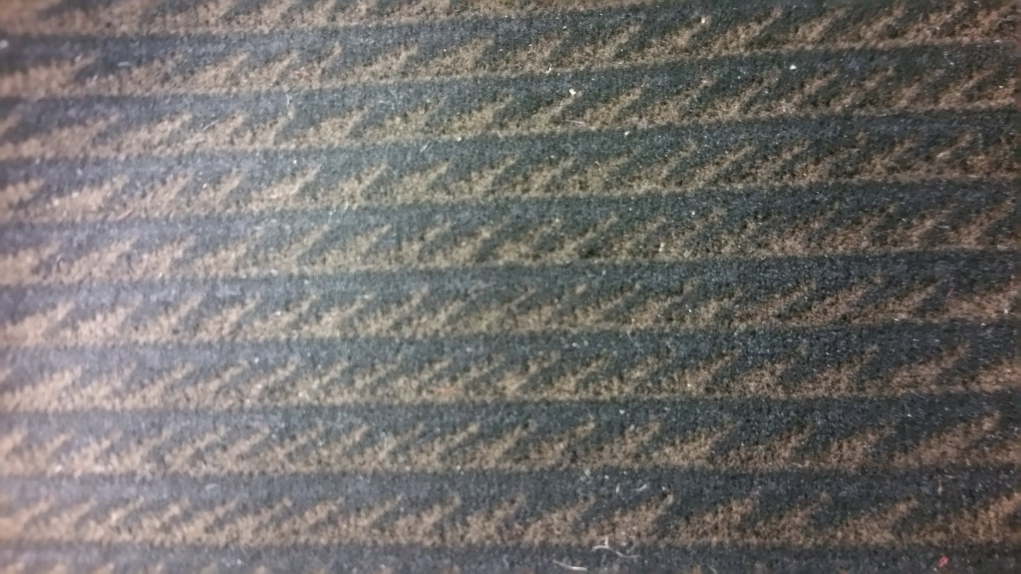Ring 1557 black/brown zag patterned textile close-up